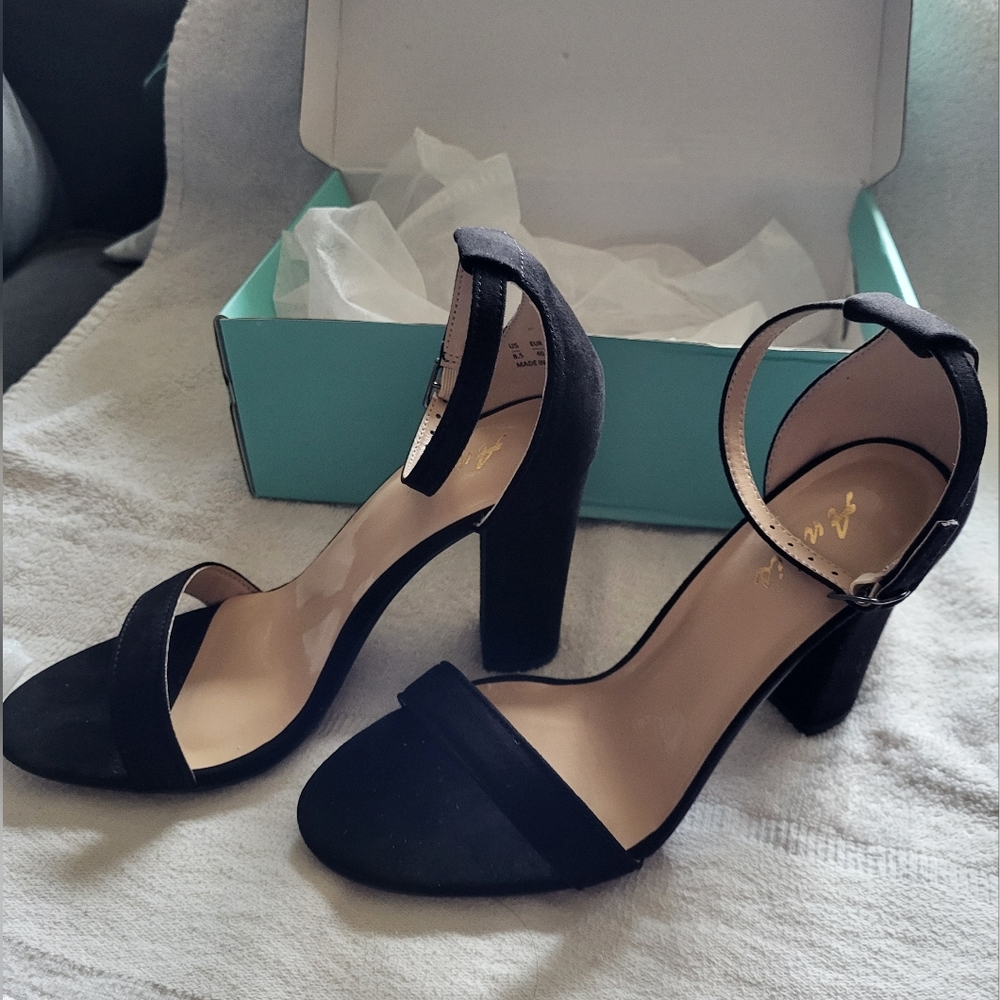 Andis tall heel open toed shoes. Size 8.5